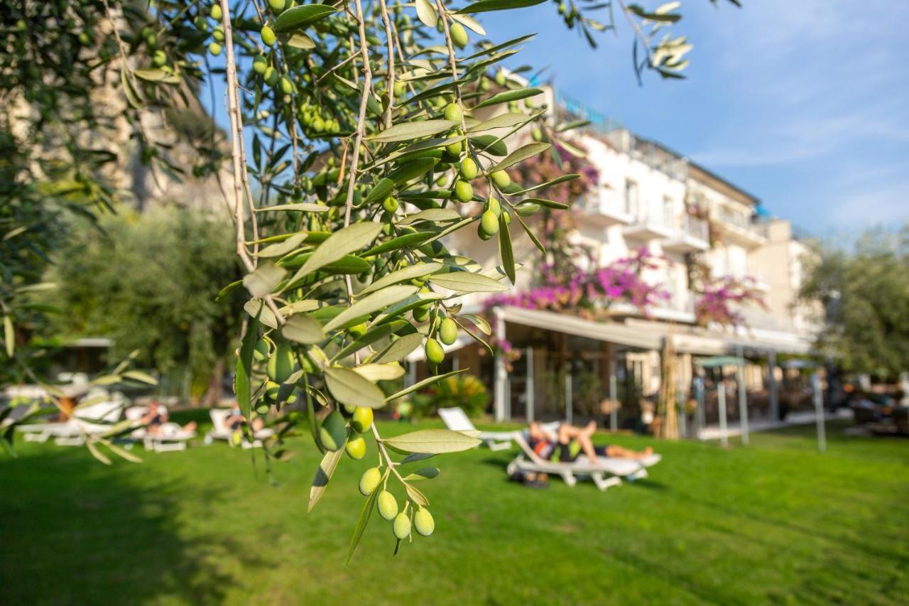 Hotel Baia Azzurra - Lake Front Torbole Sul Garda Exterior photo