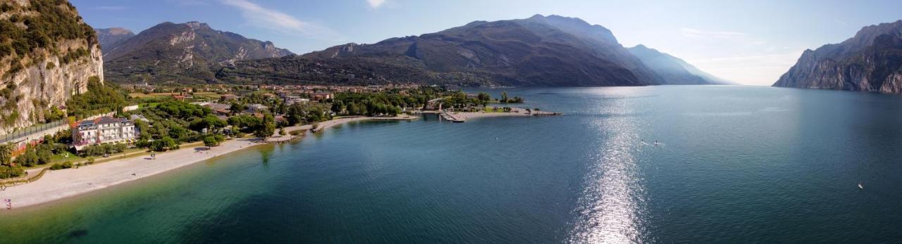 Hotel Baia Azzurra - Lake Front Torbole Sul Garda Exterior photo