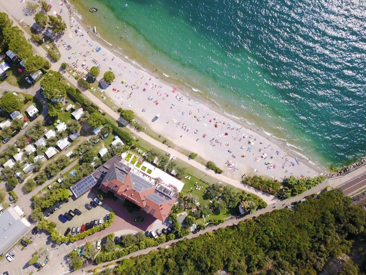 Hotel Baia Azzurra - Lake Front Torbole Sul Garda Exterior photo