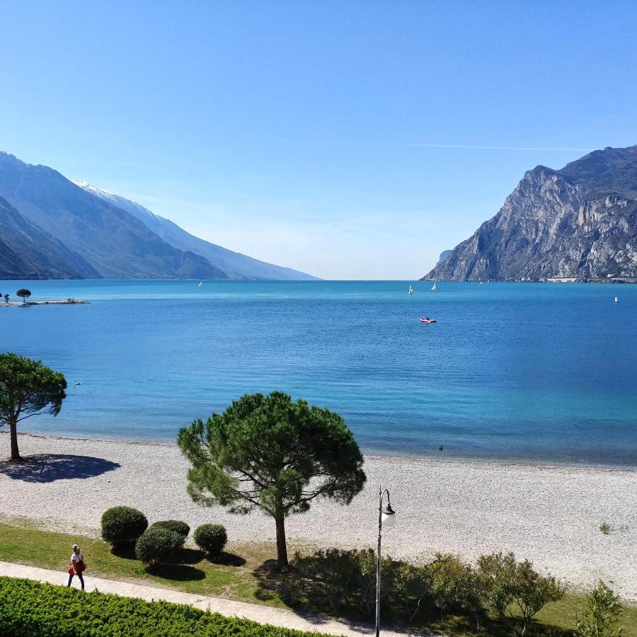 Hotel Baia Azzurra - Lake Front Torbole Sul Garda Exterior photo